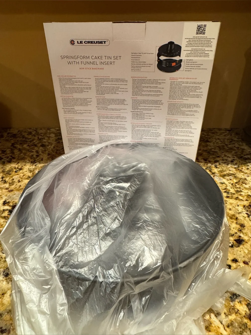 Le Creuset Black Springform Cake Tin Set  10” with Funnel Insert NEW in box !